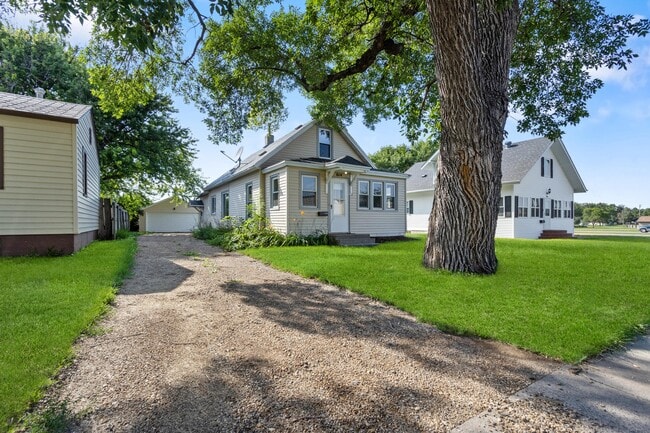 property at 614 S 11th St