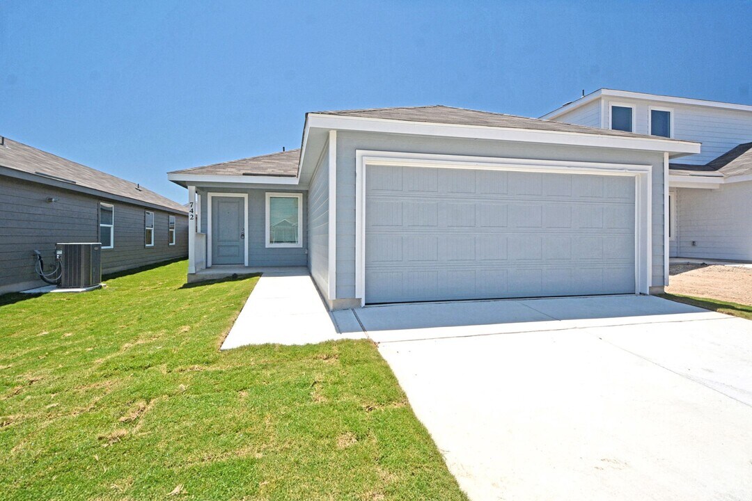 742 Tower Hl in New Braunfels, TX - Building Photo