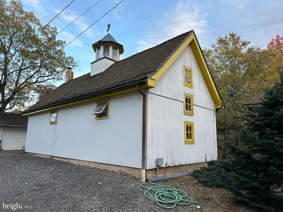 6240 Wismer Rd in Pipersville, PA - Building Photo