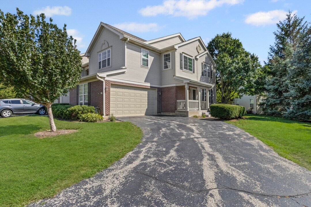 2451 Stonegate Rd in Algonquin, IL - Foto de edificio