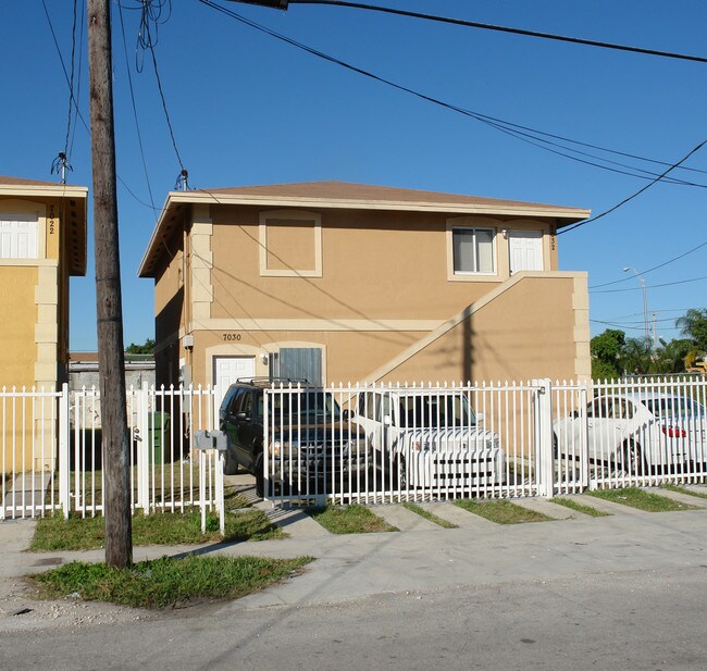 7010-7030 NW 6th Ct in Miami, FL - Foto de edificio - Building Photo