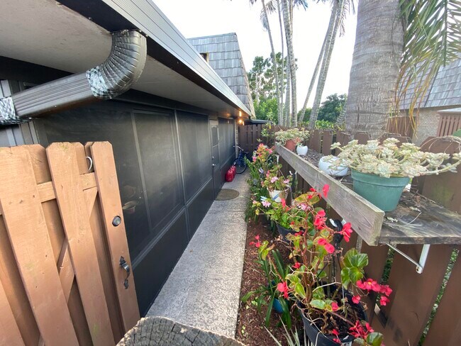 1011 Springdale Cir in Palm Springs, FL - Building Photo - Building Photo