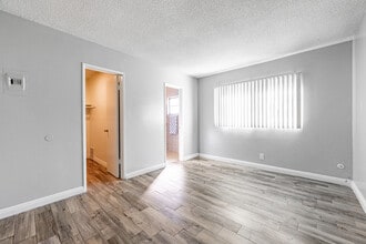 9301 Atlantic Ave in South Gate, CA - Building Photo - Interior Photo