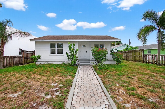 218 C St in Lake Worth Beach, FL - Building Photo - Building Photo