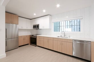 1727 N Edgemont St in Los Angeles, CA - Building Photo - Building Photo