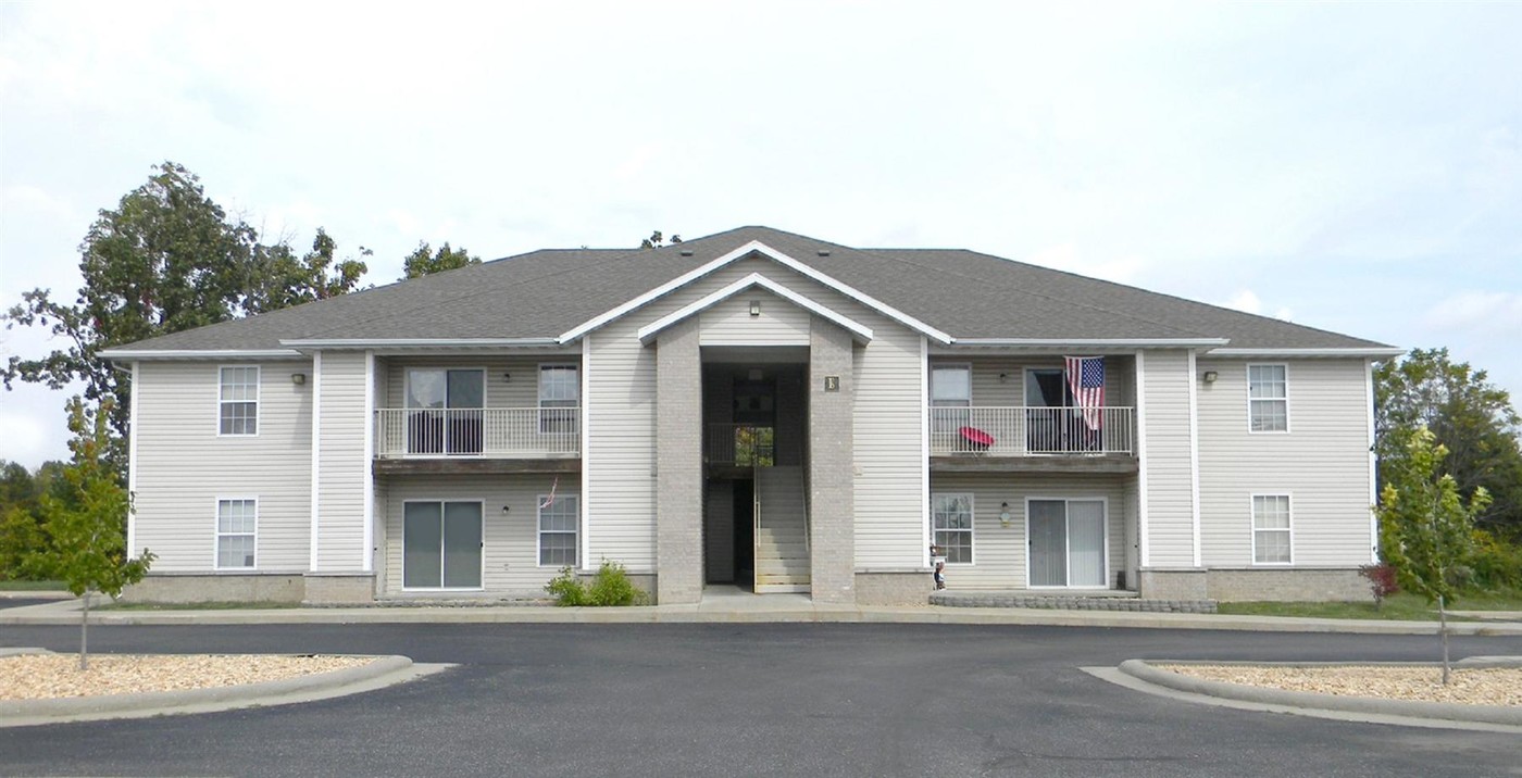 Pin Oak Apartments in Aurora, MO - Building Photo