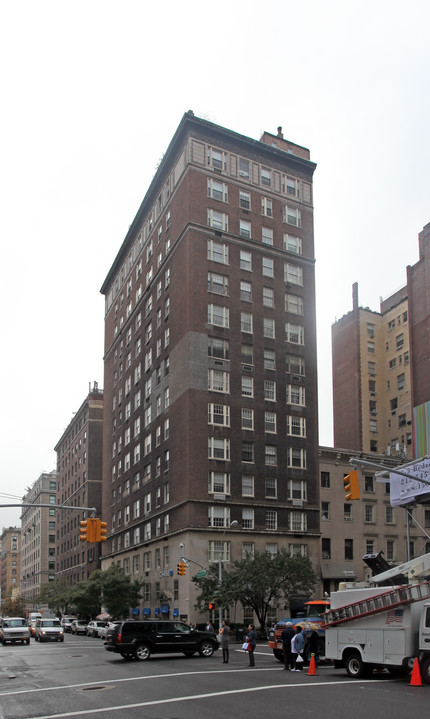 141 E 72nd St in New York, NY - Building Photo