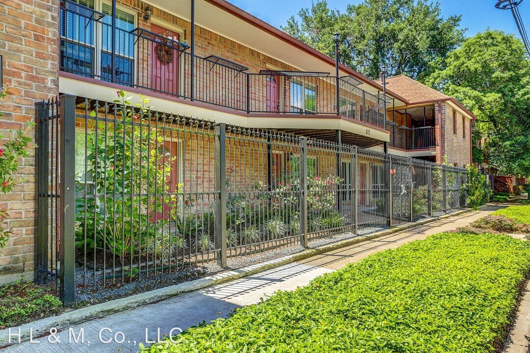 611 Hawthorne St in Houston, TX - Building Photo