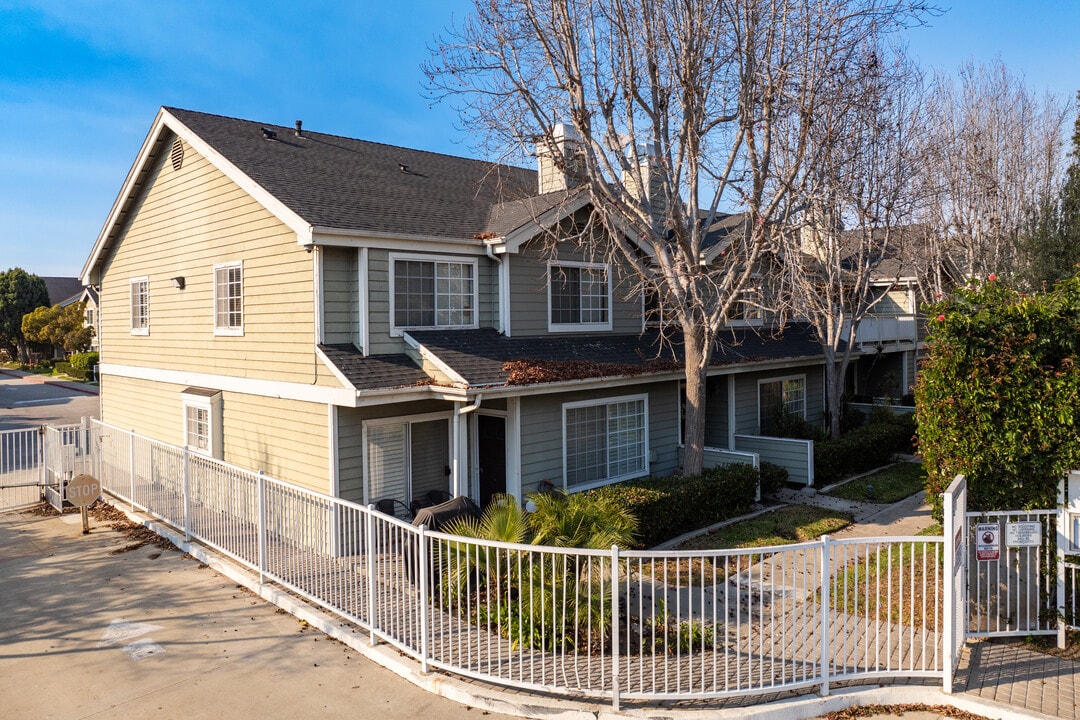 Laurelwood in Carson, CA - Foto de edificio