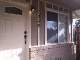 1098 Wayland Ave in Sacramento, CA - Building Photo