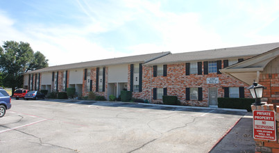 Carriage Square in Fort Worth, TX - Building Photo - Building Photo