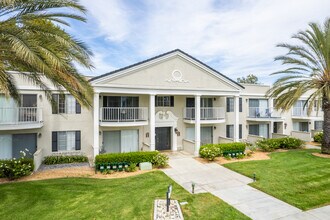 Versailles on the Lake Apartments in Santa Ana, CA - Foto de edificio - Building Photo