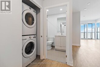 430-4430 Square One Dr in Mississauga, ON - Building Photo - Building Photo