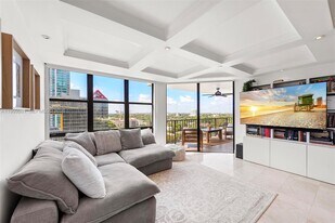 1915 Brickell Ave in Miami, FL - Building Photo