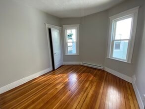 48 Mora St, Unit 2 in Boston, MA - Foto de edificio - Building Photo