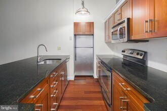 2429 Locust St in Philadelphia, PA - Foto de edificio - Building Photo