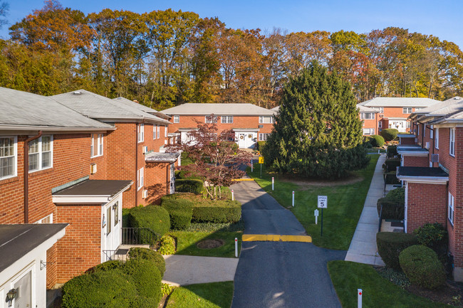 451 Main St in Northport, NY - Foto de edificio - Building Photo