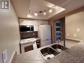 101 Bristol Rd E in Mississauga, ON - Building Photo - Building Photo