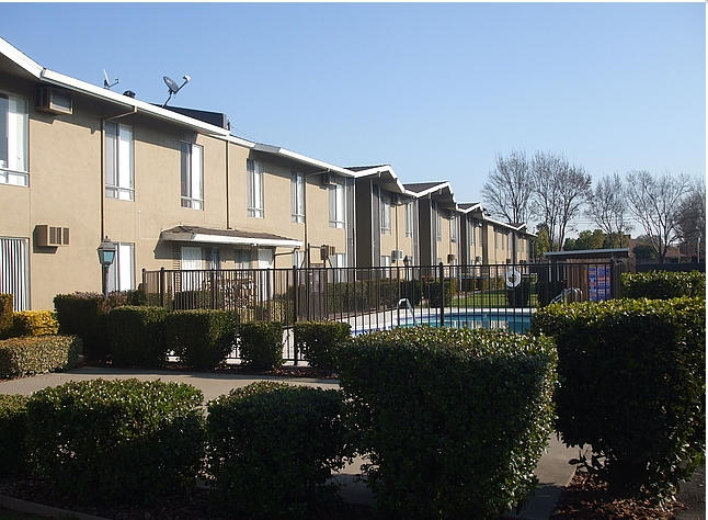 Woodcrest Apartments in Sacramento, CA - Building Photo