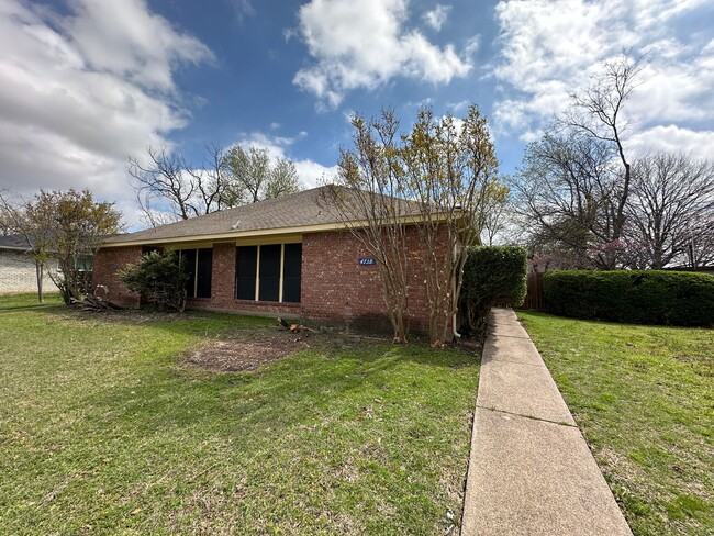 4740 Berridge Ln in Dallas, TX - Building Photo - Building Photo