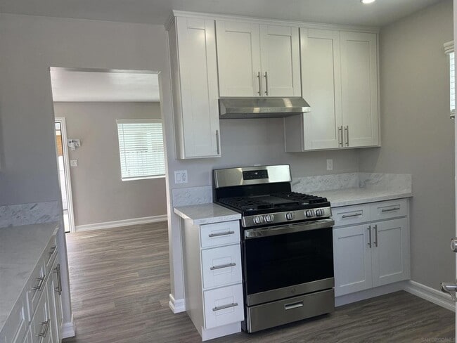 122 Jefferson Ave in Chula Vista, CA - Foto de edificio - Building Photo