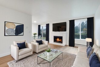 Oak Park Apartments in Tacoma, WA - Building Photo - Interior Photo