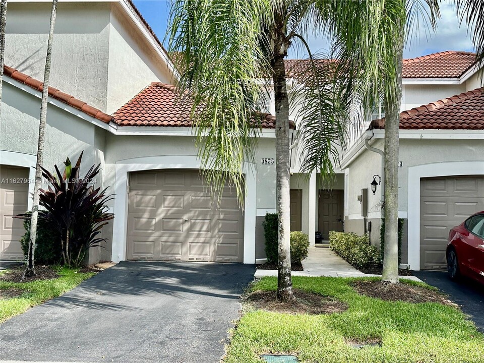 3875 San Simeon Cir in Weston, FL - Foto de edificio