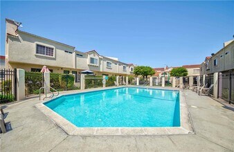 410 W 220th St in Carson, CA - Building Photo - Building Photo