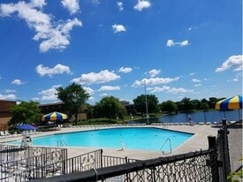 9480 Bay Colony Dr in Des Plaines, IL - Building Photo