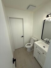 22137 Burbank Blvd in Woodland Hills, CA - Building Photo - Building Photo
