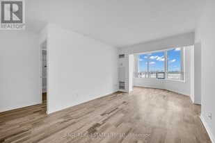 135 Hillcrest Ave in Mississauga, ON - Building Photo