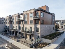 Applewood Towns in Mississauga, ON - Building Photo