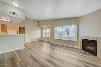 350 S Durango Dr in Las Vegas, NV - Foto de edificio - Building Photo