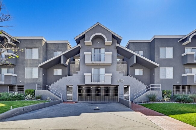 810 Crenshaw Blvd in Los Angeles, CA - Foto de edificio - Building Photo