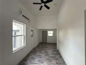 8 Miller Ave in Mission, TX - Foto de edificio - Building Photo