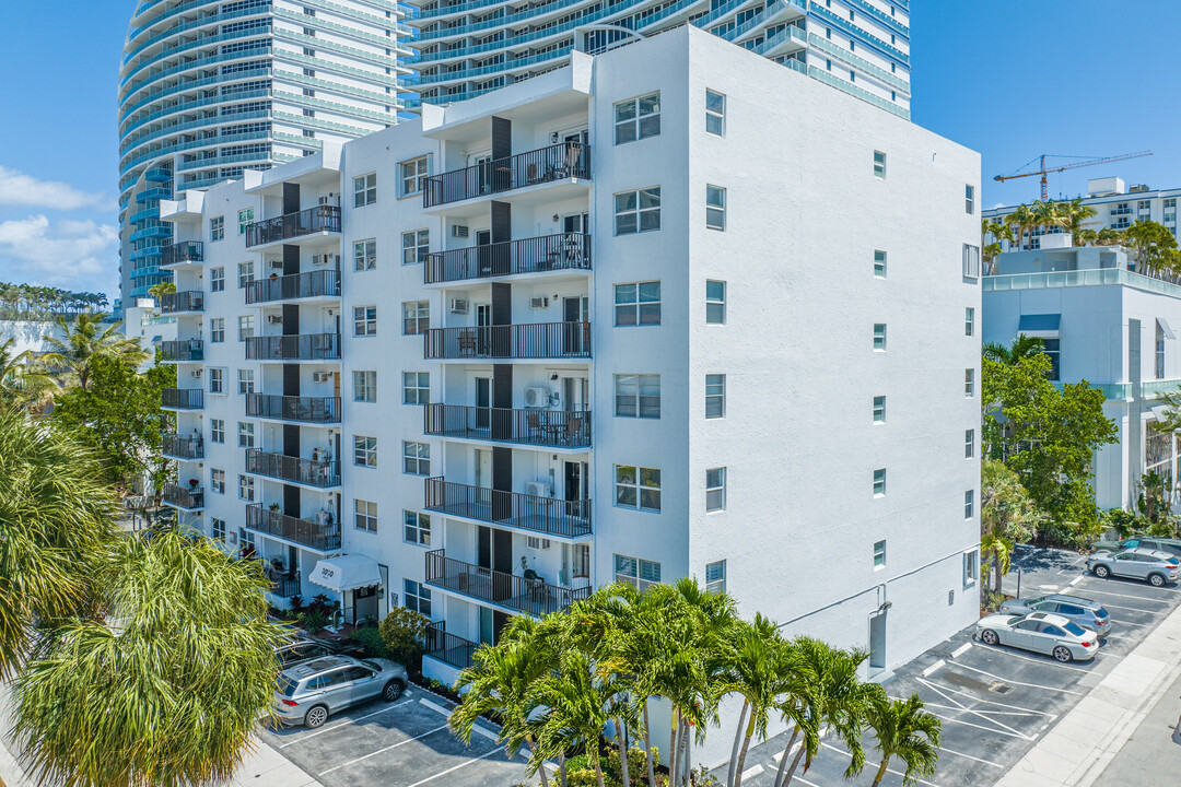 Leisure House Condominium in Fort Lauderdale, FL - Building Photo