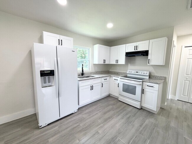 579-581 Wood Ave in Ft. Myers, FL - Building Photo - Building Photo