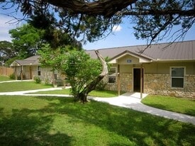 1761 Sheppard Rees Rd in Kerrville, TX - Building Photo