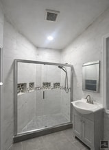 EASTCHESTER ROAD in Bronx, NY - Foto de edificio - Building Photo