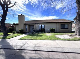 509 Pirinen Ln in Modesto, CA - Building Photo