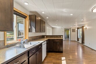 4140 Luebber Ln in Malaga, WA - Building Photo - Building Photo