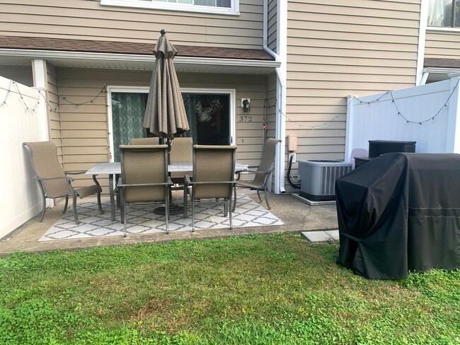 372 Monticello Dr in Branford, CT - Building Photo - Building Photo