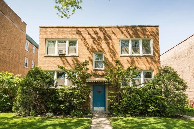 property at 2718 W Farragut Ave