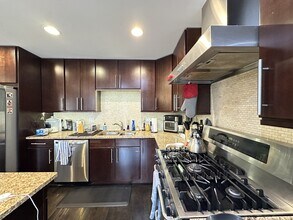 917 N Damen Ave, Unit J04P in Chicago, IL - Foto de edificio - Building Photo