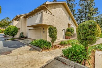 10880 Northsky Sq in Cupertino, CA - Foto de edificio - Building Photo