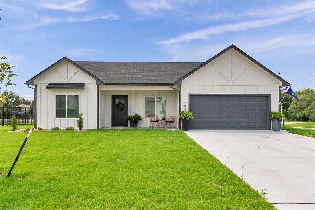 1703 Jase Ct in Wichita, KS - Building Photo