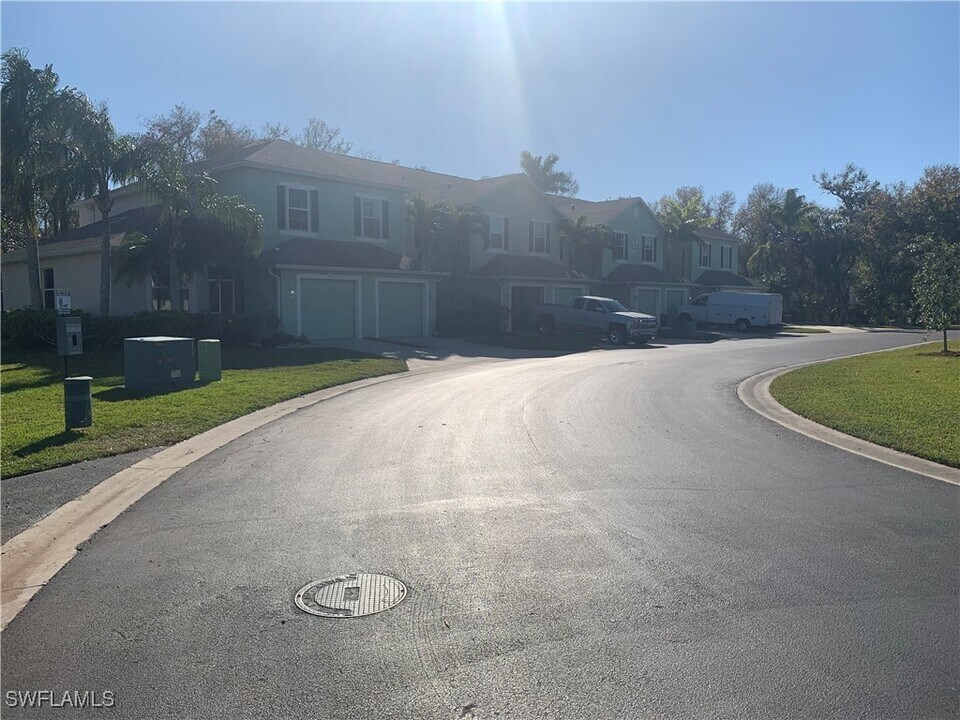 3624 Pine Oak Cir in Ft. Myers, FL - Foto de edificio