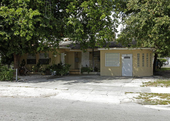 790-796 NE 123rd St in North Miami, FL - Foto de edificio - Building Photo