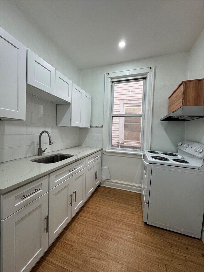 property at 115 Plandome Rd