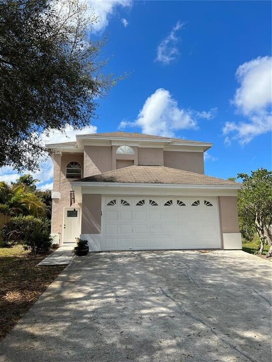 946 Berkley Ct N in Palm Harbor, FL - Building Photo